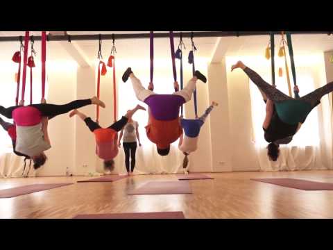 Kopfüber und federleicht im Tuch: AerialYoga